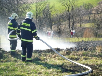 O víkendu opět hořela tráva, největší zásah hasičů v Roudném u Turnova