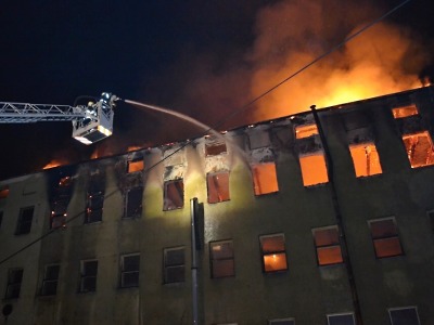 Velký požár zachvátil během páteční noci sklad v Českém Dubu 