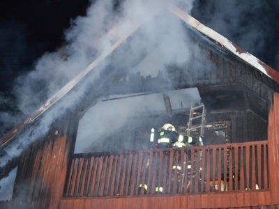 Díky rychlému zásahu se podařilo brzy uhasit požár domu v Rokytnici