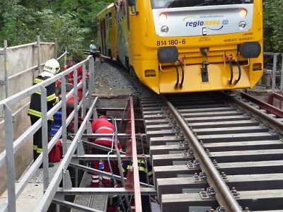 Vlak srazil u Rovenska muže při opravě mostku