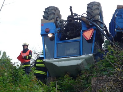 V Bělé u Turnova se převrátil traktor, zpátky na kola jej dostali až hasiči