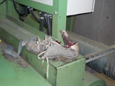 V Bělé u Turnova došlo k pracovnímu úrazu, muži skřípl nohu lisovací stroj