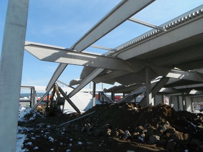 Bagrista strhl v Jablonci střechu rozestavěného hypermarketu OBI