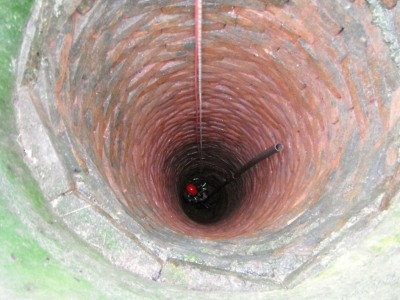 Dvouleté dítě spadlo v Košťálově do studny, zachránili ho hasiči