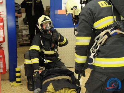 Kromě pily hasiči inscenovali i požár v turnovském supermarketu