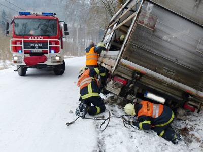 Turnovští hasiči pomáhali dostat dodávku z příkopu