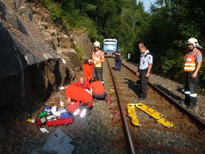 Na železniční trať blízko zastávky Tanvald spadla žena