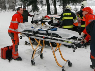 Aktualizováno: Nad Jesenným se srazil osobák s traktorem