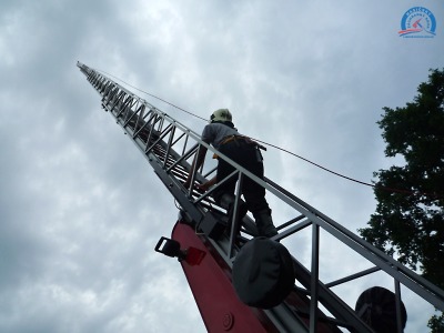 FOTO: Turnovští hasiči cvičili na vysutém žebříku