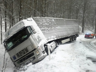 V Liberci kvůli sněhu uvízl kamion, v Košově narazilo auto do stromu