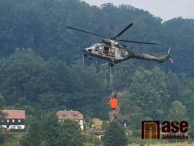 Obrazem: Jak hasiči bojují s lesním požárem v okolí Hřenska