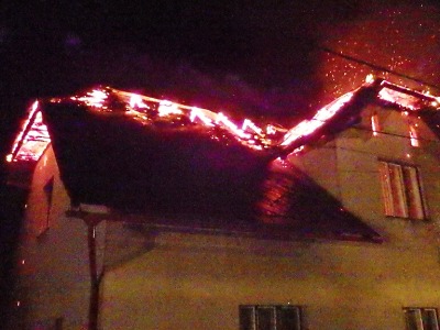 Bouřka v noci zaměstnala hasiče, blesk dokonce zapálil rodinný dům