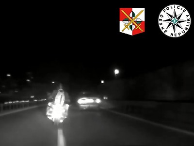 VIDEO: Policisté zadrželi motocyklistu po honičce Turnovskem