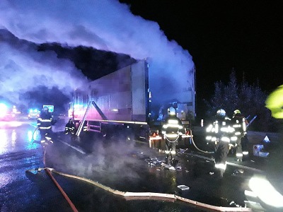 Hořící kamion blokoval silnici na Turnov
