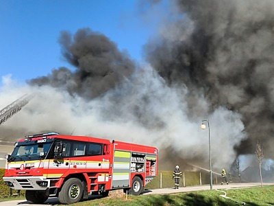 V obci Horka hoří průmyslový objekt
