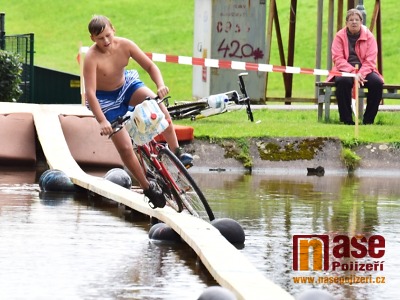 Obrazem: Hornobranskou lávku zdolávali na kole i přes nepřízeň počasí