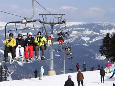 Obrazem: Lyžaři si o víkendu naposledy v sezoně užívali na horách sníh 