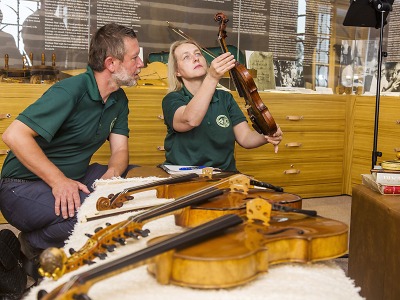 Další dar do pasecké sbírky krkonošské houslařské školy