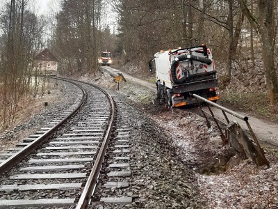 Hasiči vyprostili nákladní auto, které uvízlo u kolejí v Hrabačově