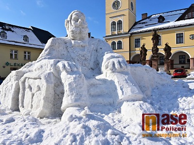 FOTO: Jilemnické náměstí zdobí sněhová socha hraběte Harracha
