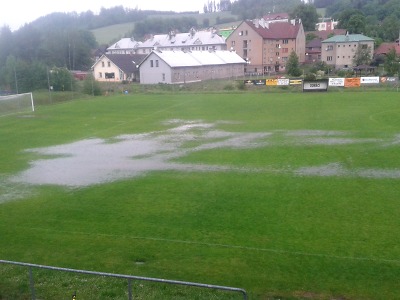 Průtrž mračen spláchla v sobotu několik fotbalových utkání
