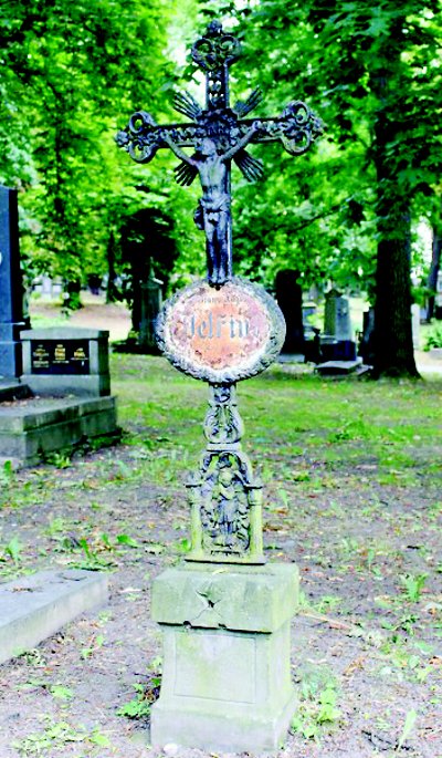 Město Semily adoptovalo hrob slavného rodáka F. A. Petřiny