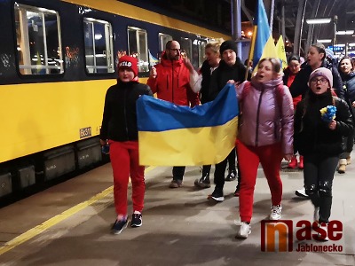 VIDEO: Humanitární vlak Regiojetu vyprovodili místní Ukrajinci