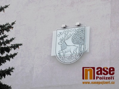 Místo mozaiky už zdobí dům na semilském náměstí znak s jelenem