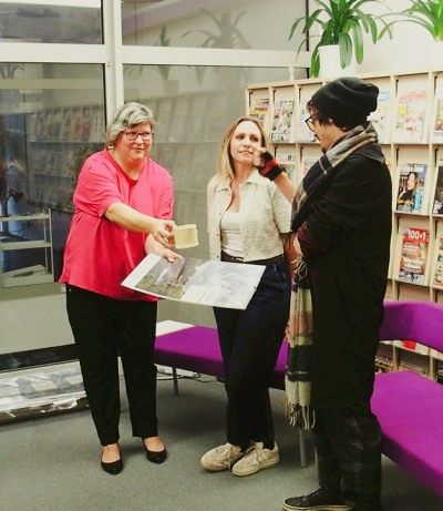 Nový semilský kalendář křtila knihovna vodou z Jizery