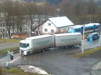 Nezodpovědný řidič kamionu byl v Plavech kousek od srážky s vlakem