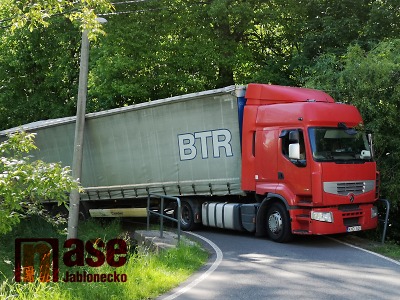 Kamion zablokoval silnici u Hodkovic