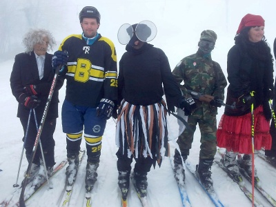 FOTO: Karneval na Kozákově navštívili Krakonoš, hokejista i moucha