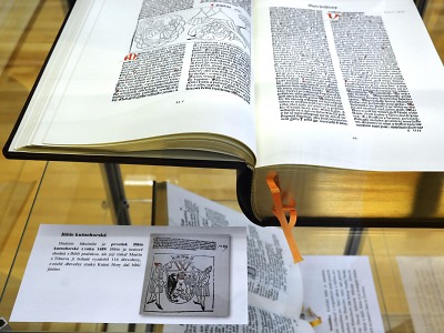 Krajská knihovna vystavuje faksimile biblí přeložených do češtiny