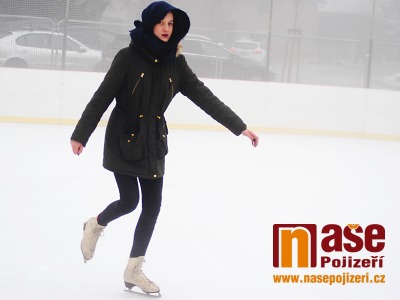 V Semilech zahájili druhou sezonu bruslení na mobilním kluzišti