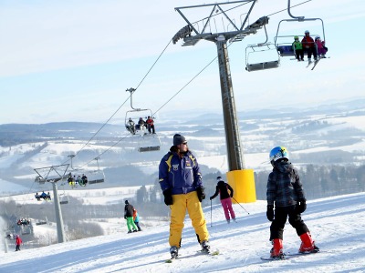FOTO: Na Kněžický vrch vyjeli lyžaři poprvé novou lanovkou