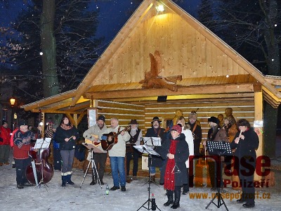 Obrazem: Zpívání koled u Krkonošského pohádkového betlému