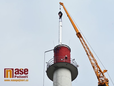 FOTO: V Semilech instalovali nový komín sídlištní kotelny