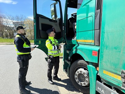 Policisté se v rámci kontroly zaměřili na nákladní dopravu na Turnovsku