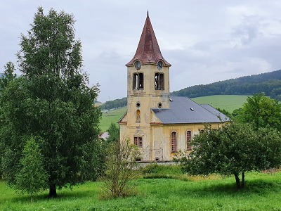 Věž kostela v Jítravě dostává nová okna. I díky penězům z kraje