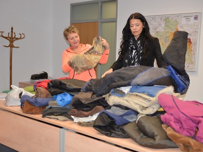 Oblečením pro bezdomovce zaplnili krajští úředníci tři auta