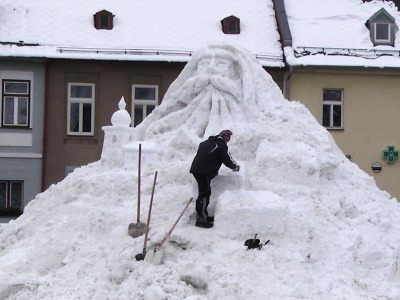 VIDEO: Jak vznikala sněhová socha Krakonoše na jilemnickém náměstí