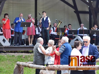 Obrazem: Krakonošovo posezení při dechovce 2017