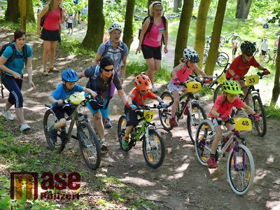 Obrazem: Druhý závod Krkonošského poháru se jel ve vrchlabském parku