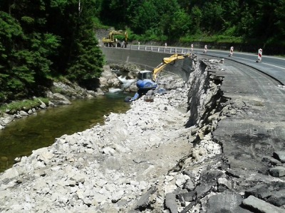 Bagr v Labské soutěsce pracuje legálně, je nutné opravit nosnou zeď