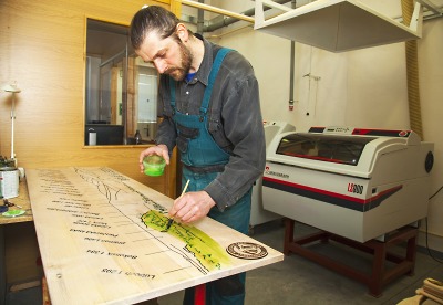 Pracovníci dokončují panely nových krkonošských naučných stezek