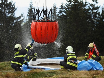 Záchranáři cvičili hašení v nepřístupném terénu