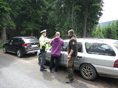 Strážci a policie se zaměřili na pohyb vozidel po Krkonošském parku