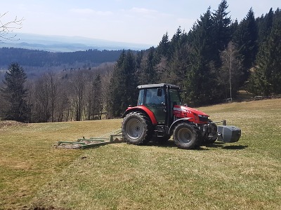 Práce na krkonošských loukách opět začínají