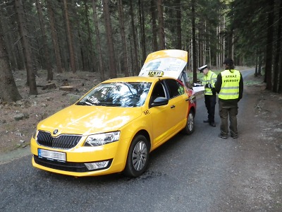 Strážci a policie kontrolovali vozidla v Krkonošském národním parku