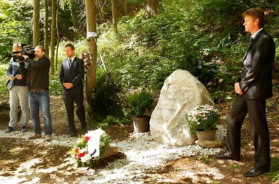 Pomník na Věřině cestě připomíná, že spravedlivý soud si zaslouží každý